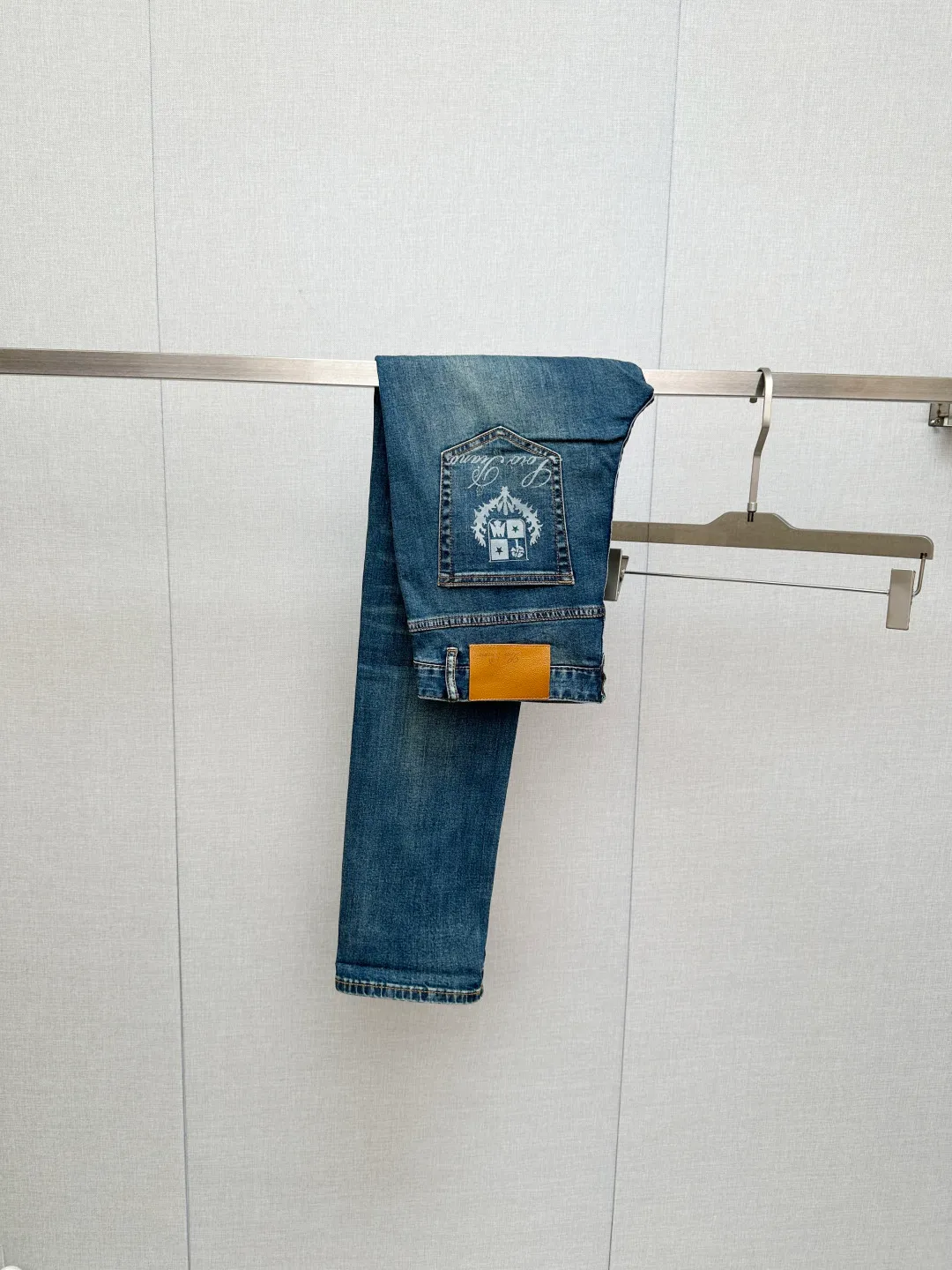 Available at the LP official website counter at the same time, the original is a very stylish pair of jeans, customized with original washed denim fabric, unique design, top-notch printing technology letter pattern logo, original hardware accessories decoration, an extremely outstanding pair of jeans, the materials and craftsmanship are extremely luxurious and exquisite, extremely high-grade, handsome and stylish upper body, recommended 👍, Sizes: 29-38